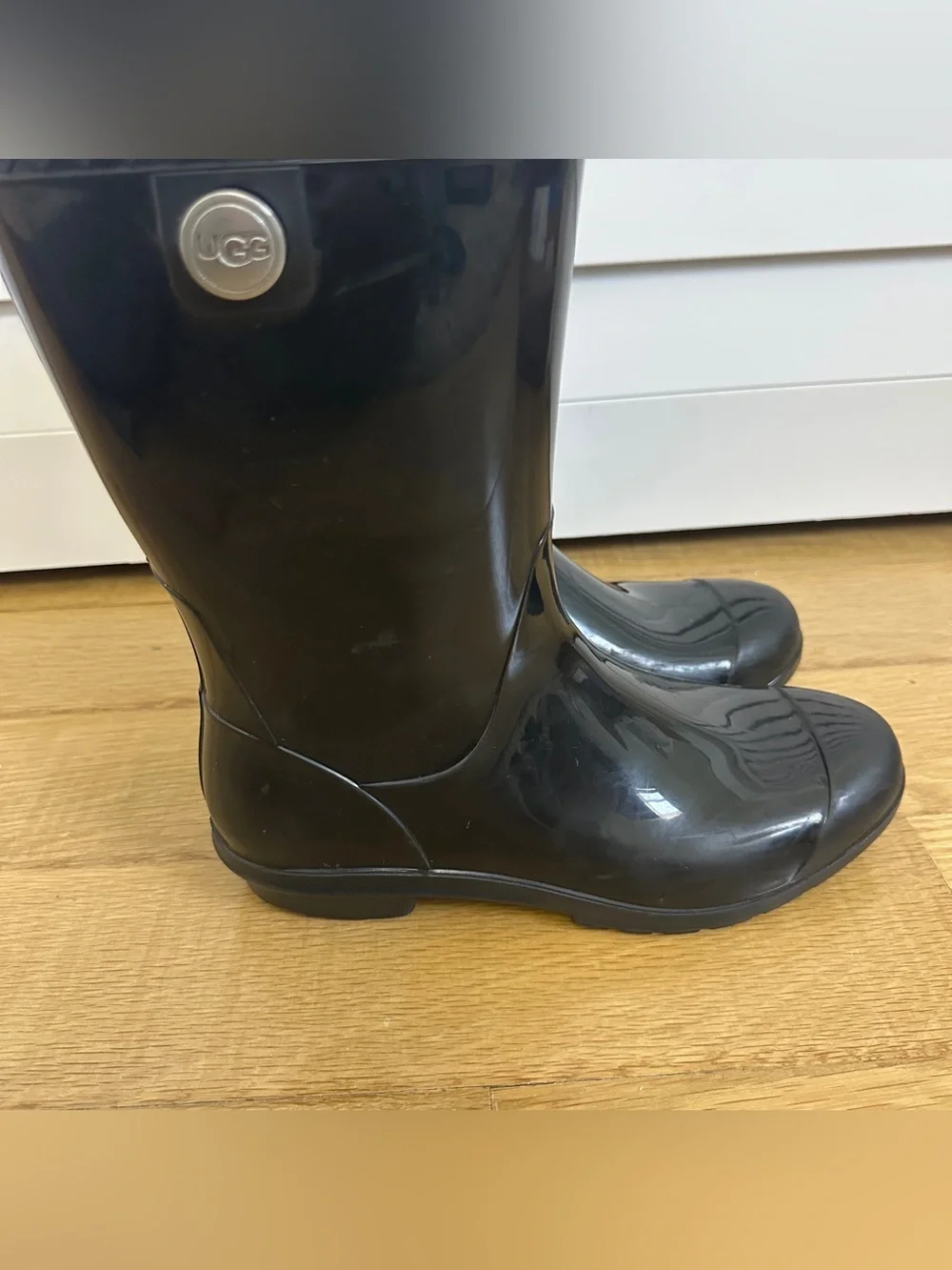 UGG Waterproof Sienna Glossy Mid-Calf Rain Boots Black Sheepskin-Lined Size 8
